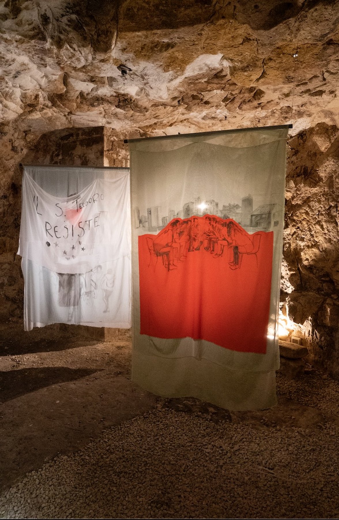 Adelita Husni Bey Assemblea, 2023 inchiostro su tessuto/Ink on fabric 130 × 215 cm