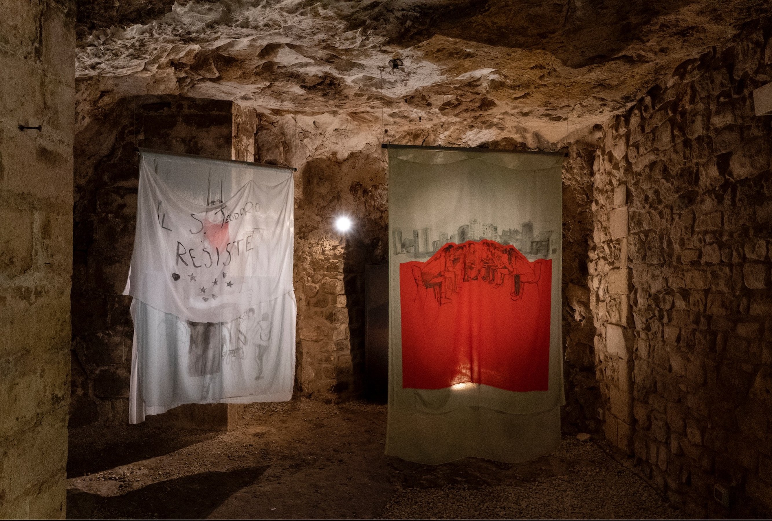 Adelita Husni Bey Assemblea, 2023 inchiostro su tessuto/Ink on fabric 130 × 215 cm